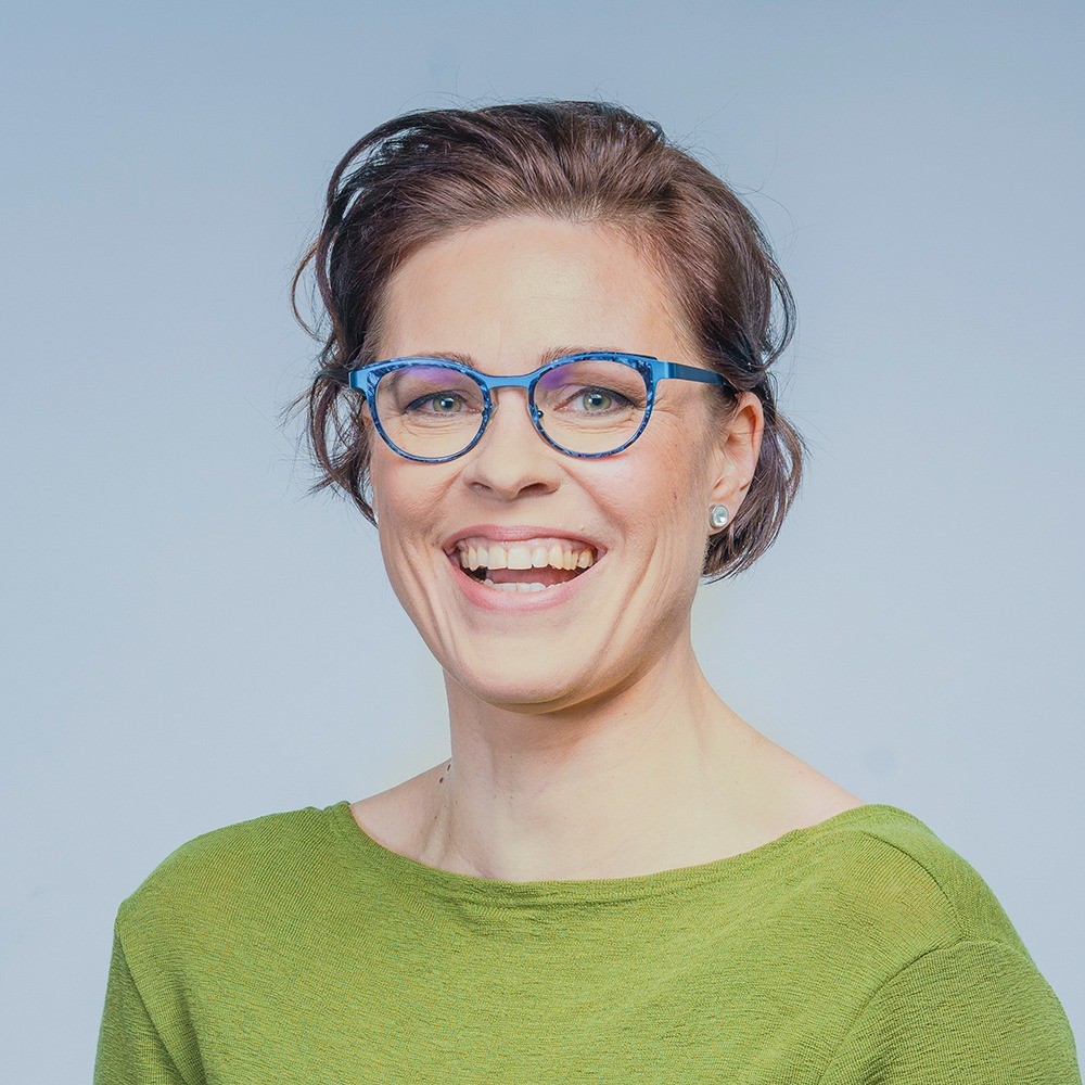 Katja Riihilahden kasvokuva, hän hymyilee