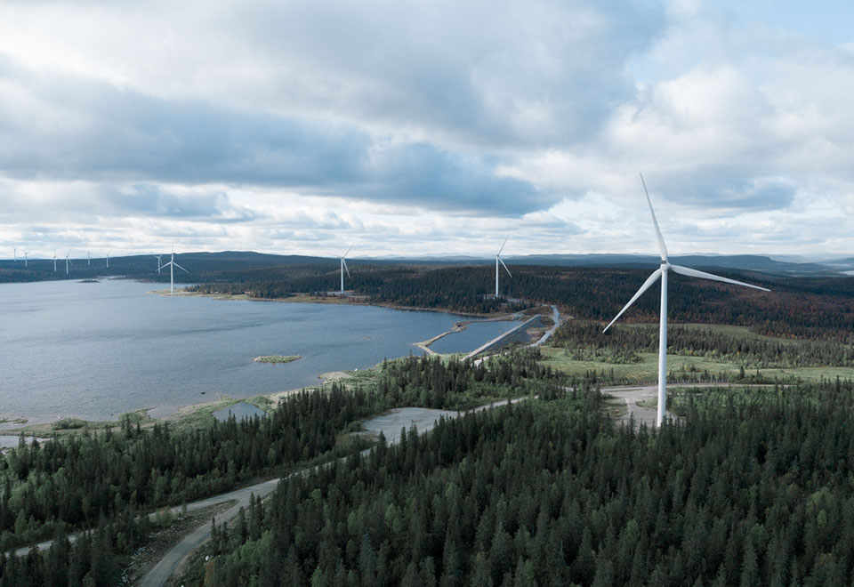 Tuulivoimaloita rannalla