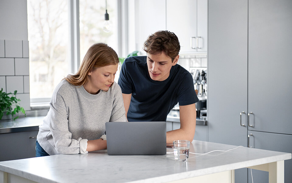 Nainen ja mies tutkivat tietokoneen näyttöä.