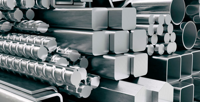 Paljon pyöreitä sekä kulmikkaita teräspalkkeja pinottuna