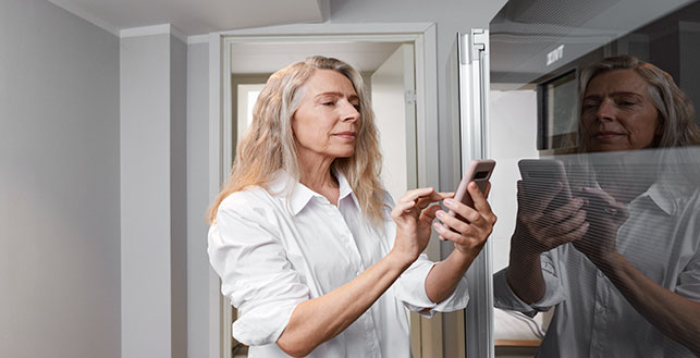 Nainen katsoo kännykkää