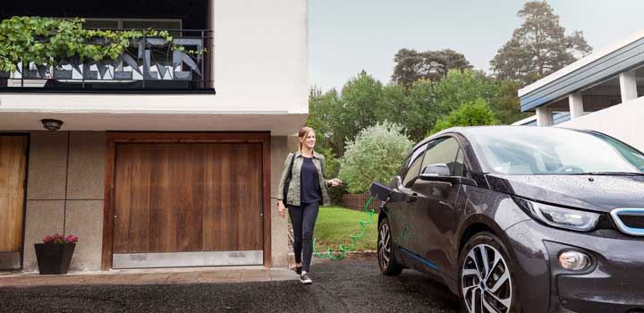 Nainen pihalla menossa autoon