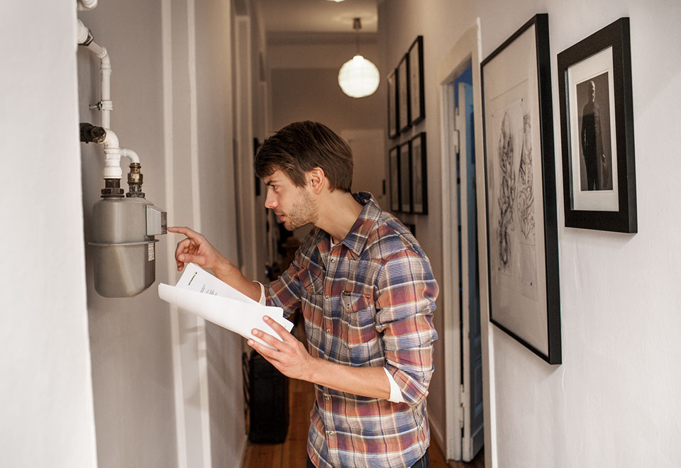 Mies tutkii sähkömittaria