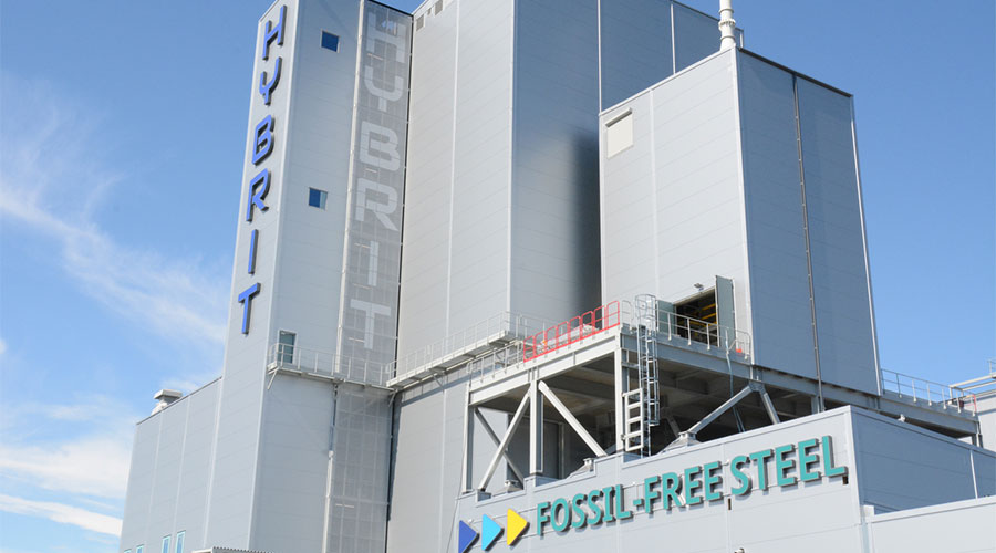 Hybrit:in tehdasrakennus, hyvin harmaa ja kuutiomainen