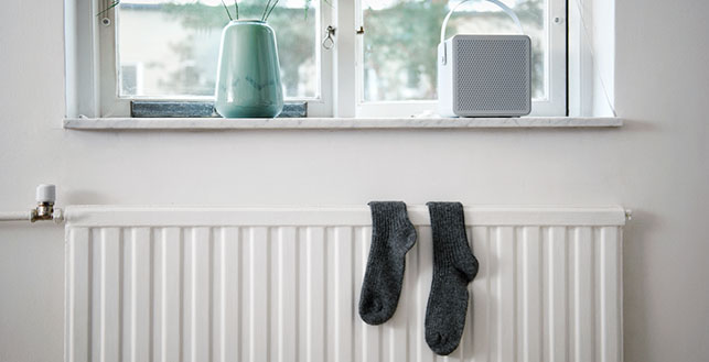 Sukat kuivumassa patterin päällä