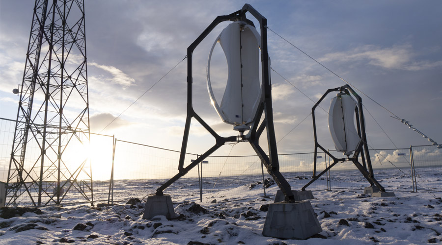 Pienet tuuliturbiinit talvisissa maisemissa