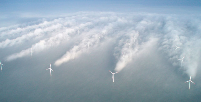 Kaukaa otettu ilmakuva merituulivoimalasta