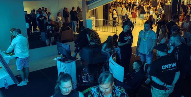 Havun hämärästi valaistu tapahtuma-alue jossa väkijoukko