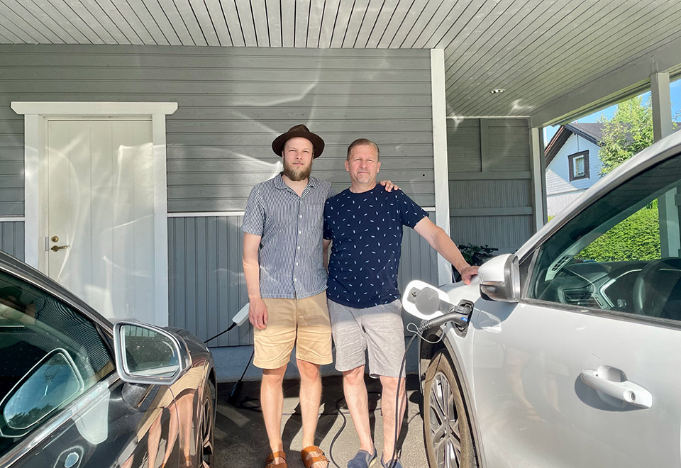 Nainen käyttää Vattenfall Sähköviisas -sovellusta