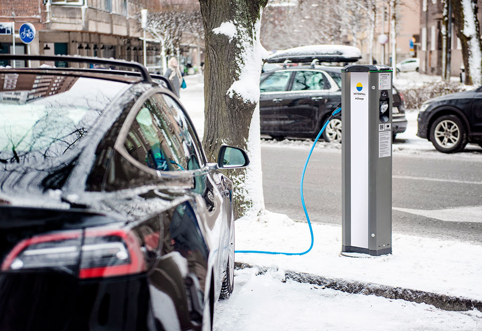 Sähköautot pärjäävät mainiosti talvioloissa. Kuva Tukholman talvesta.