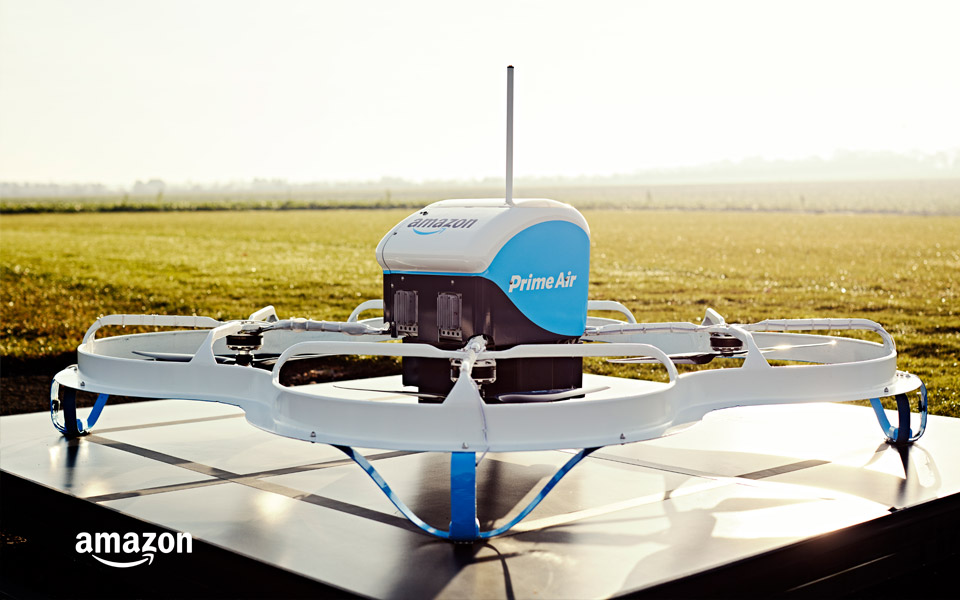 Amazon on lähtenyt mukaan kisaan ja sen lanseeraama dronepalvelu Amazon Prime Air sai vastikään toimiluvan Yhdysvaltain ilmailuhallinnolta (FAA).