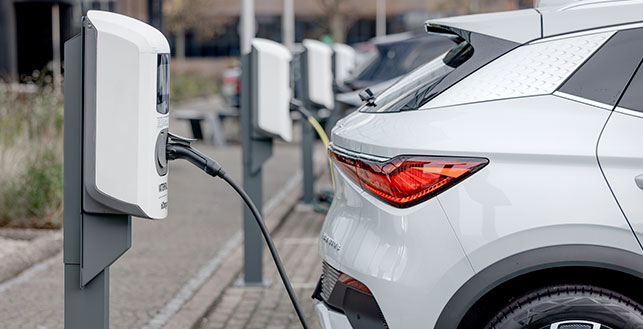 Sähköauto latauksessa