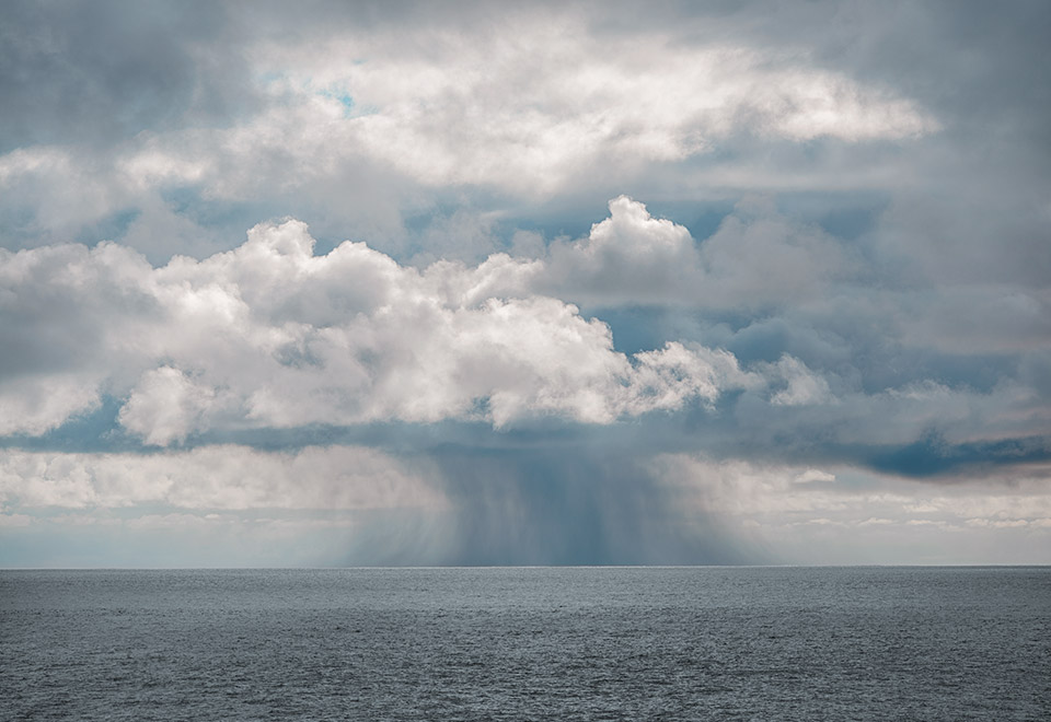 Kova sadekuuro meren yllä