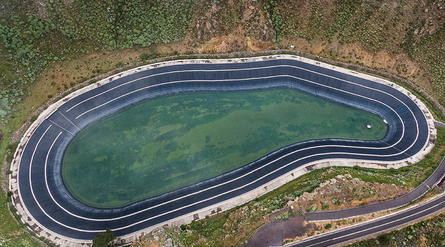 Ilmakuva jossa näkyy ylhäältäpäin tie sekä soikionmallinen rakennelma