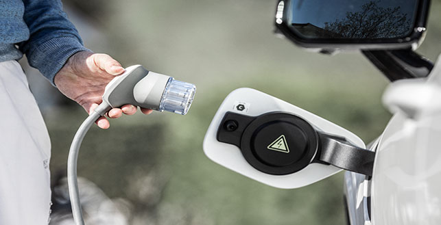 Sähköauto ja sen latausjohto