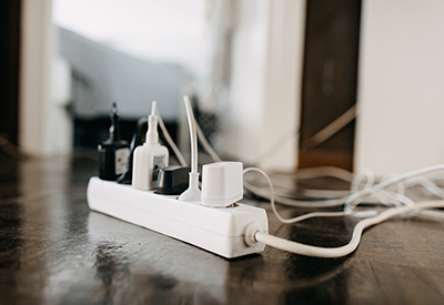 Jatkojohto, jossa on kiinni monta sähköjohtoa