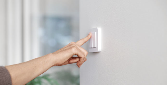 Henkilö napsauttaa valokatkaisinta