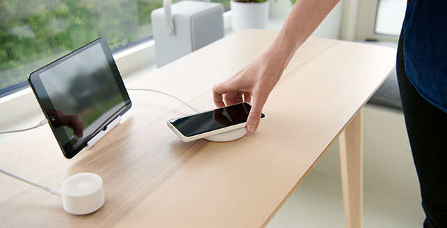 Älylaitteita puupöydällä