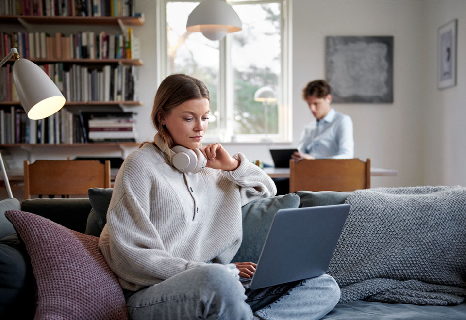 Lähes 90 prosenttia suomalaisista yrittää tietoisesti vähentää sähkönkulutustaan tänä talvena ja keväänä.