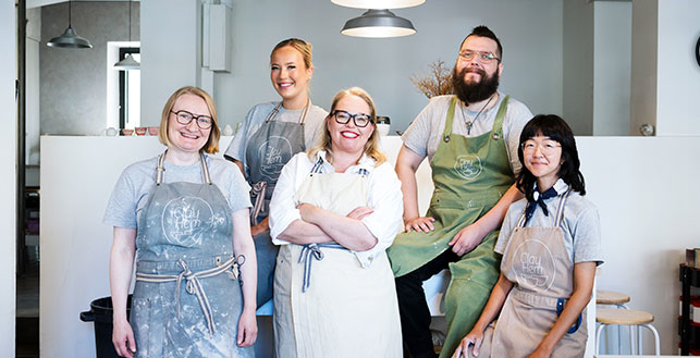 Clayhemin iloinen tiimi