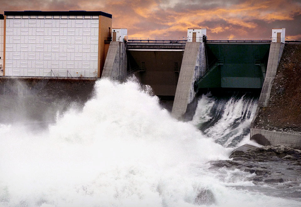 Kuvassa vesivoimala ja aaltoja