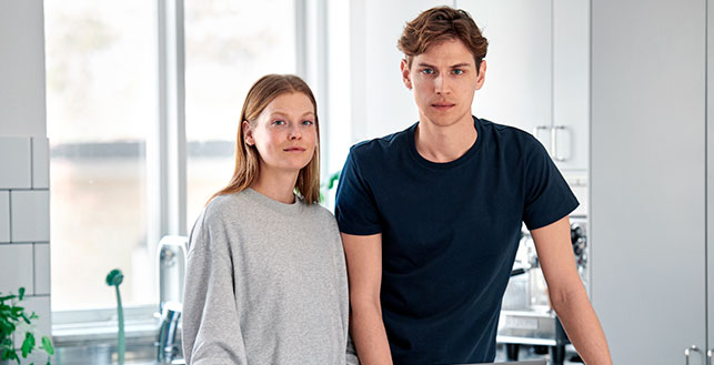 Kuva: nainen ja mies keittiössä