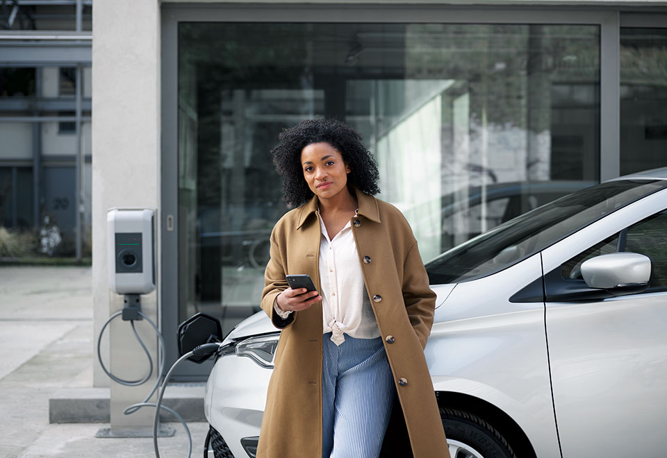 Miten ladata sähköautoa mahdollisimman edullisesti ja energiatehokkaasti?