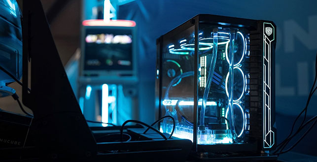 Musta pc tietokone jossa loistavat vaaleansiniset ledvalot