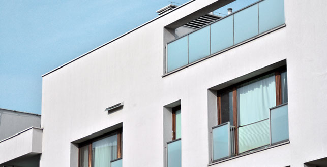 Lähikuva kerrostalon julkisivun kulmasta