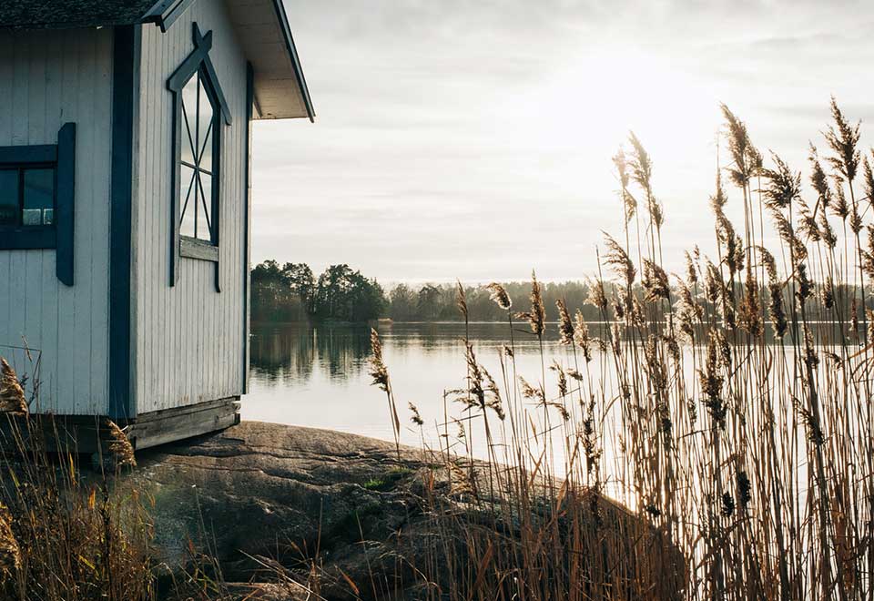 Mökki on menossa talviteloille, mutta sähkön siirtomaksut eivät ole tauolla talvellakaan.