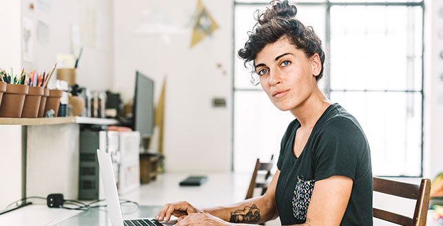 Nainen läppärin kanssa