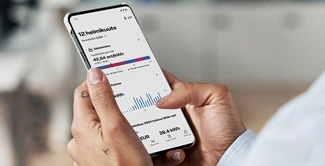 Kuvituskuva: kädessä kännykkä, jonka ruudulla Vattenfall-sovellus