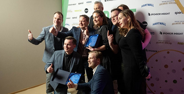 Vattenfallin ja Havun tiimiläisiä poseeraa yhdessä kuvaan Spot awards -gaalassa