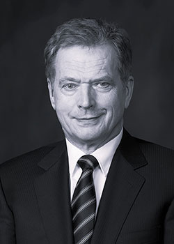 Mustavalkoinen potrettikuva presidentti Sauli Niinistöstä