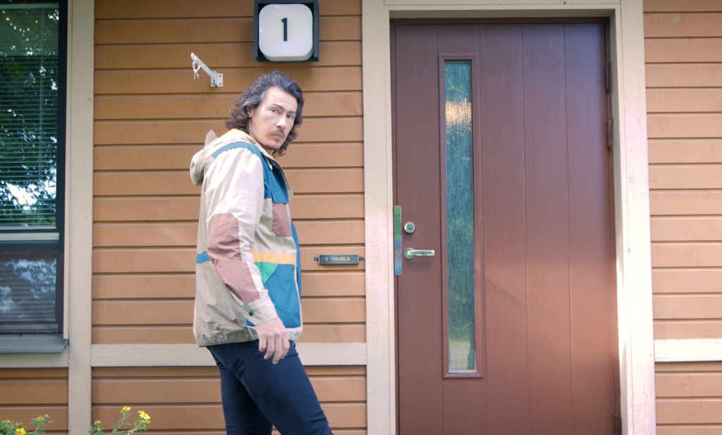 Tommi Evilä puutalon edustalla