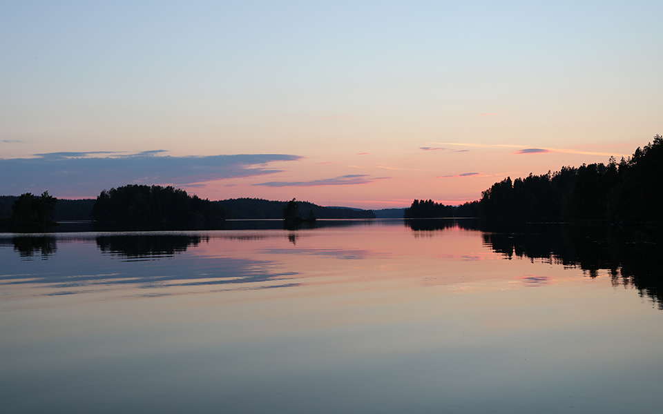 Valokuva: auringonlasku järvellä