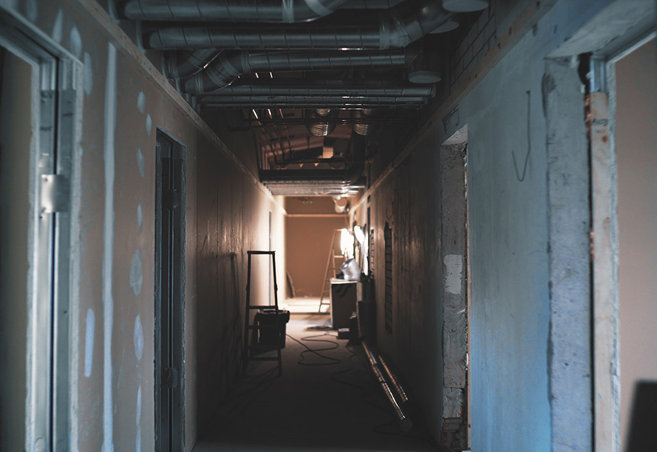 Keskeneräisen rakennuksen hämärä käytävä