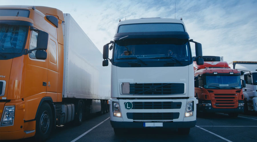 Rekkoja lähekkäin parkkipaikalla