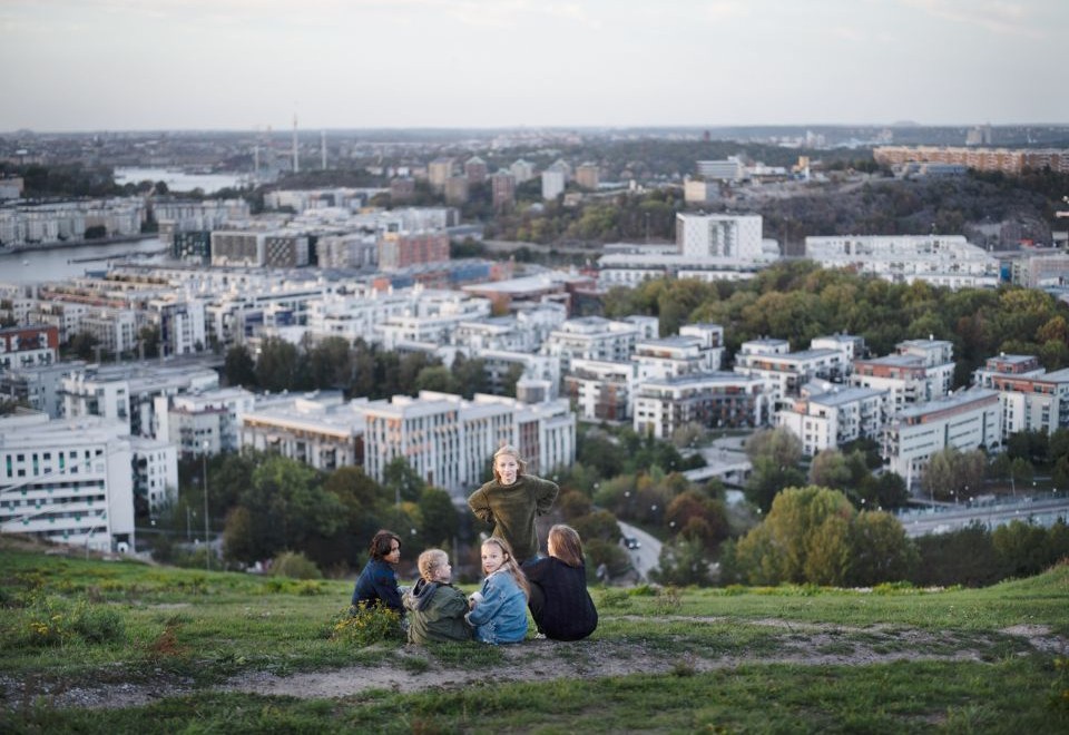 Kuva: lapset kaupunkimaiseman edustalla