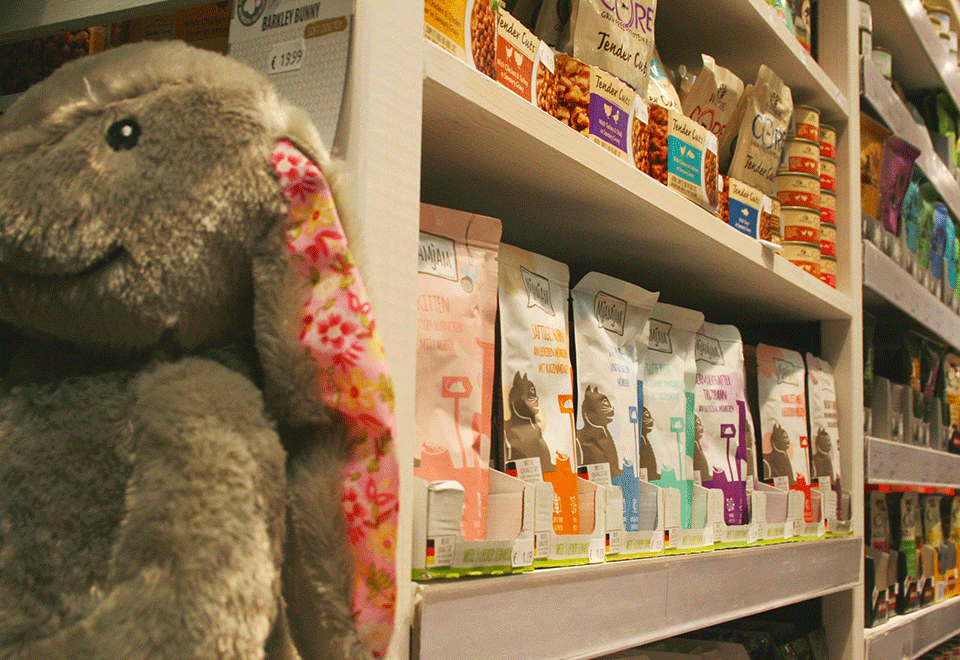 ihmeotuksen kaupan hylly jossa näkyy pehmopupu ja eläinruokapusseja