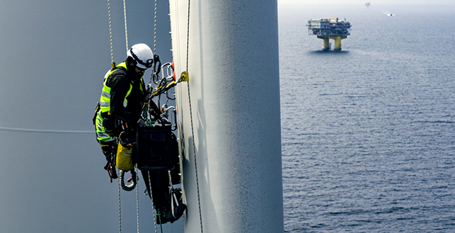 Huoltomies tuulimyllyn reunalla