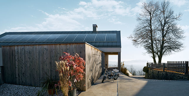 Siisti mökki jonka katolla aurinkopaneelit