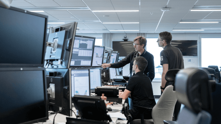 Toimistotyöntekijät tietokonenäyttöjen äärellä