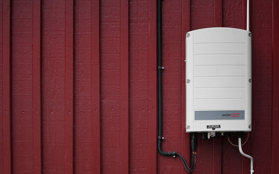 Invertteri talon seinällä