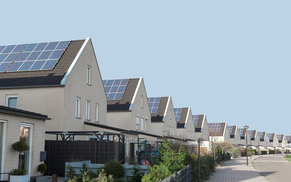 Aurinkopaneelit talon katolla.