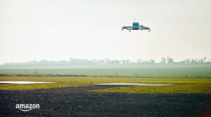 Kuva jossa peltoa jonka yläpuolella leijuu drone