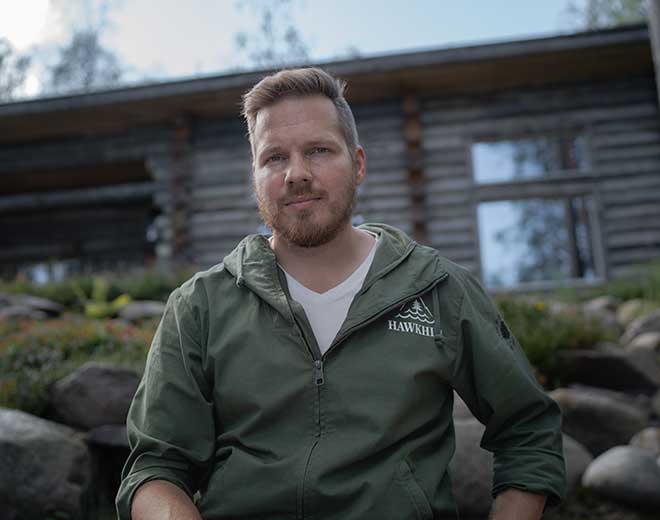 Matti Ala-Outinen puumökin edustalla