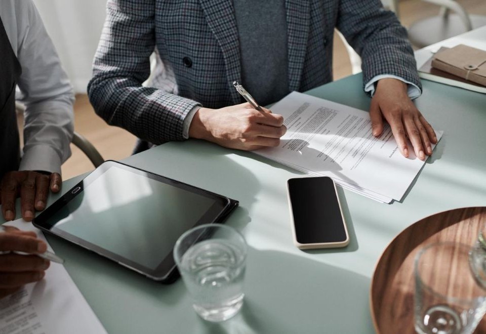 Kuva: Sopimuksen allekirjoitus