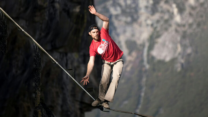 Mies tasapainoilee köyden varassa