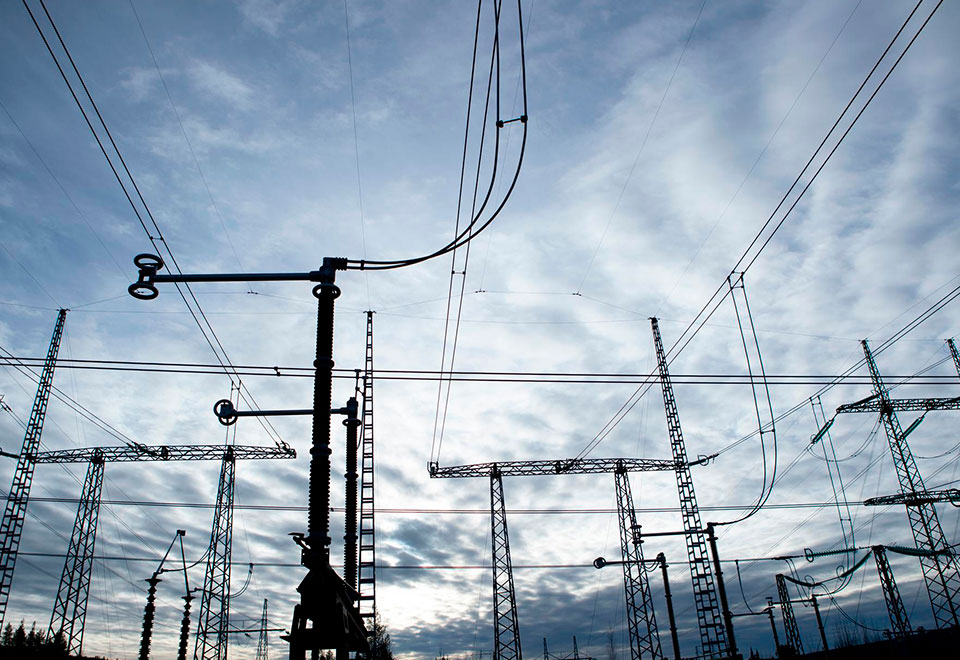 Rajasiirtoyhteyksien kautta sähköä virtaa tarpeen mukaan maasta toiseen, ja ne ovat välttämättömiä sekä toimitusvarmuuden että hintojen vakauden kannalta. 